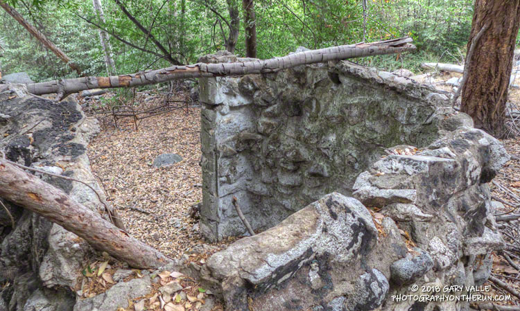 This ruin marks the end of the switchbacks down into the canyon. (Photo from October 2016.)