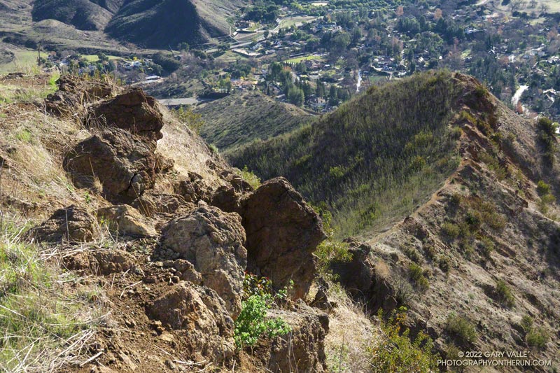 A steep section of the route on East/Southeast Ridge descends to the trail below. This section requires the use of the hands and being comfortable with climbing up/down steeper rock.